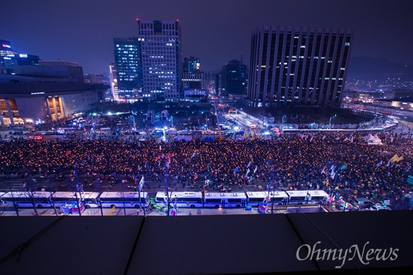  4일 오후 서울 종로구 광화문광장에서 열린 '2월에는 탄핵하라-14차 범국민행동의 날' 집회에 참가한 시민들이 촛불을 밝히고 있다. 