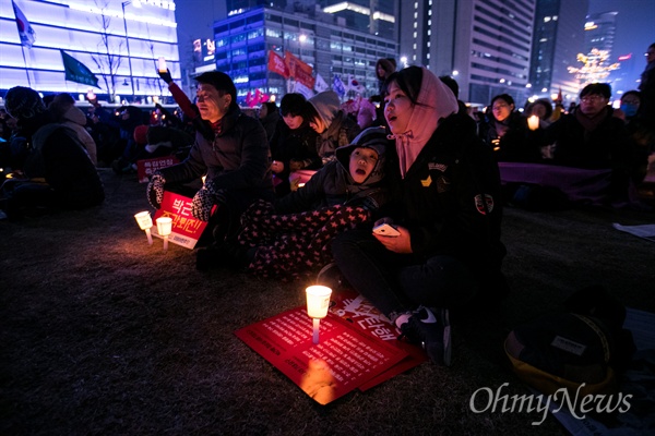 지난 2월 4일 오후 서울 종로구 광화문광장에서 열린 '2월에는 탄핵하라-14차 범국민행동의 날' 집회에 참가한 시민들이 촛불을 밝히고 있다.