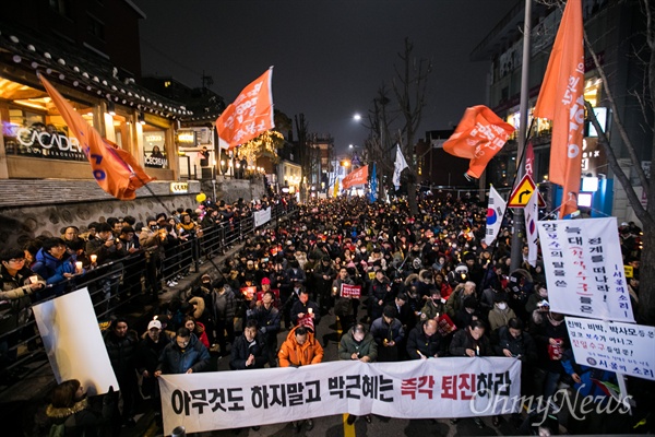   4일 오후 서울 종로구 광화문광장에서 열린 '2월에는 탄핵하라-14차 범국민행동의 날' 집회에 참가한 시민들이 집회를 마치고 총리공관을 향해 행진하고 있다. 