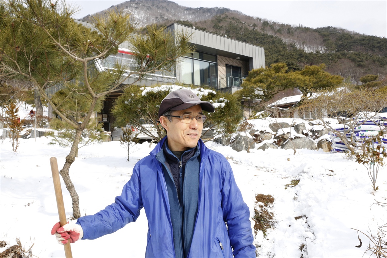 눈을 치우던 윤태홍 씨가 자신의 집 주변 풍경을 설명하고 있다. 그 뒤로 보이는 산이 방장산이다.
