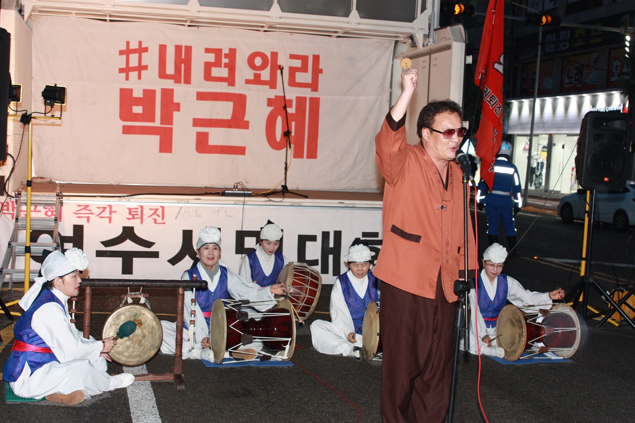  우도풍물패 김영단장과 단원들이 풍물패로 흥을 돋구고 있다.  