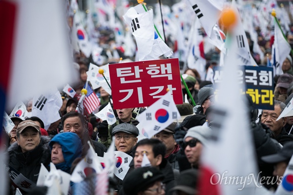  4일 오후 서울 중구 을지로1가 사거리 일대에서 '제11차 박근혜 대통령 탄핵기각을 위한 국민 총궐기 대회'에 참가한 보수단체 회원들이 태극기, 성조기 등을 들고 행진을 하고 있다. 