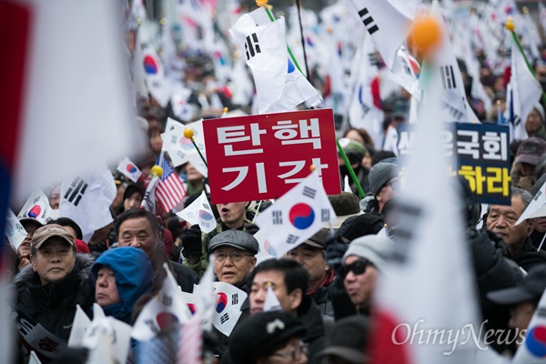 '탄핵기각' 피켓들고 행진하는 보수단체  4일 오후 서울 중구 을지로1가 사거리 일대에서 '제11차 박근혜 대통령 탄핵기각을 위한 국민 총궐기 대회'에 참가한 보수단체 회원들이 태극기, 성조기 등을 들고 행진을 하고 있다. 