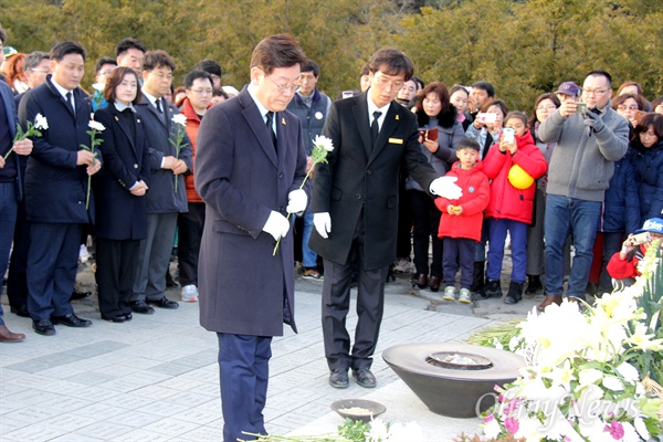 더불어민주당 대통령 경선후보인 이재명 성남시장이 5일 오후 김해 봉하마을 고 노무현 전 대통령 묘소를 참배하고 있다.