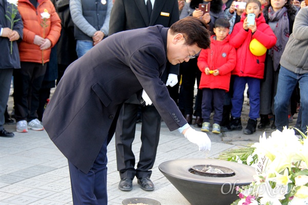 더불어민주당 대통령 경선후보인 이재명 성남시장이 5일 오후 김해 봉하마을 고 노무현 전 대통령 묘소를 참배하고 있다.