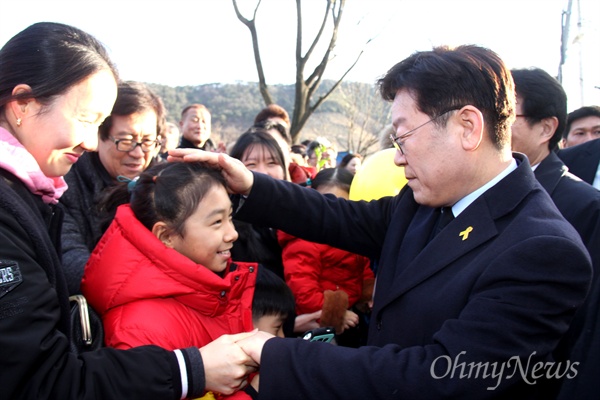더불어민주당 대통령 경선후보인 이재명 성남시장이 5일 오후 김해 봉하마을 고 노무현 전 대통령 묘소를 참배하기에 앞서 시민들과 인사를 나누고 있다.