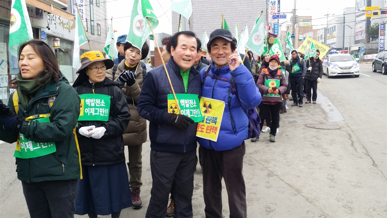 탈핵희망 순례길에 나선 김지철 교육감(왼쪽)과 김광철 기자가 기념 사진을 한 컷 촬영했다. 