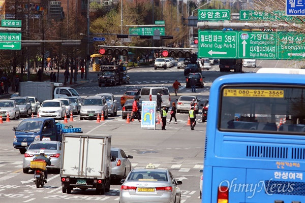 <어벤져스2> 촬영중, 상암동 DMC도로 전면 통제 4일 오전 서울 상암동 DMC 월드컵북로를 통제한 채 3일째 할리우드 블록버스터 영화 <어벤져스2> 촬영이 진행되고 있다.