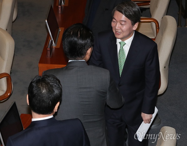 인사하는 안철수-박지원 안철수 국민의당 의원이 6일 오전 국회 본회의에서 교섭단체 대표연설을 마친 후 박지원 대표와 인사하고 있다. 