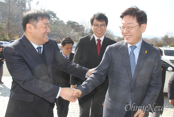  더불어민주당 19대 대통령 경선후보인 이재명 성남시장이 6일 오전 경남도의회 브리핑실에서 기자회견을 열기 위해 참석하기에 앞서 정영훈 경남도당 위원장(가운데)과 정경원 경남도당 사무처장(왼쪽)을 만나 인사를 나누었다.