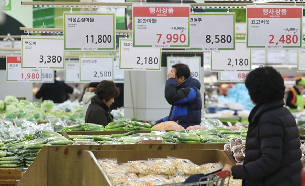 2일 서울 서초구 농협하나로클럽 양재점에서 시민들이 장을 보고 있다. 통계청이 이날 발표한 '1월 소비자물가 동향'을 보면 지난달 소비자물가지수는 작년 같은 달보다 2.0% 올랐다. 이는 2012년 10월(2.1%) 이후 4년 3개월 만에 가장 높은 상승률이다. 