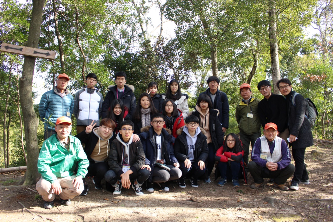 '이즈미사노 구릉녹지공원'에 방문한 연수단과 주민으로 구성된 파크레인저