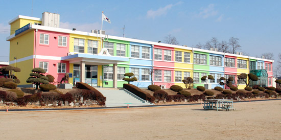 학생들이 선택한 다양한 색깔로 칠한 조림초등학교 전경.