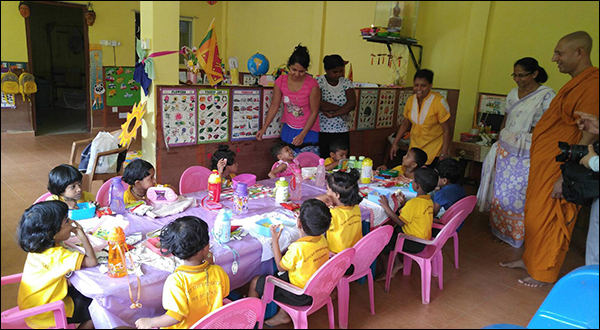 마하보디절 유치원 어린이들이 각자 싸온 도시락을 먹고 있다
