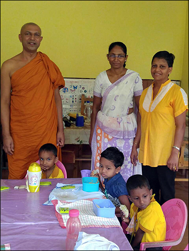 돈이 없어 배우지 못하는 어린이들을 가르치고 있는 두명의 유치원 선생과 와치싸라 스님(왼쪽)