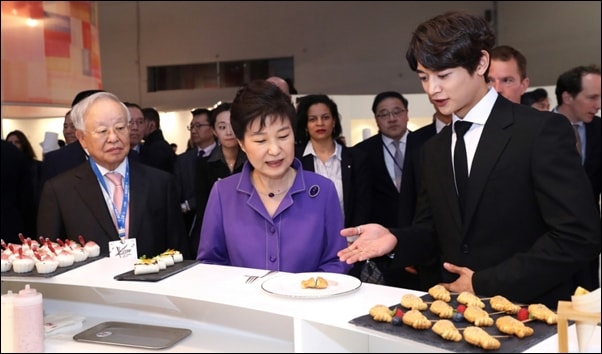 KCON 프랑스 행사에서 한류스타와 함께 한식 체험 부스를 둘러보고 있는 박근혜 대통령