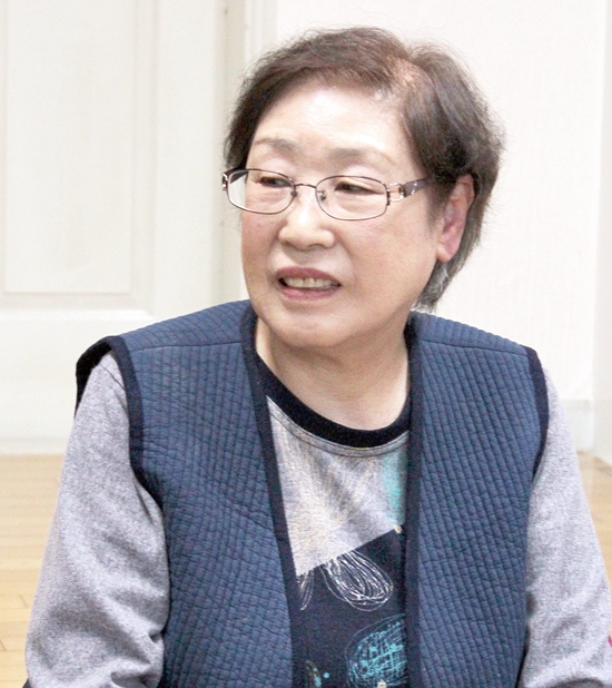 고 박재삼 시인의 부인 김정립 씨가 자택에서 오래전 추억들을 풀어놓고 있다.