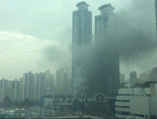 3층 상가에서 화재가 발생해 화염에 뒤덮인 66층 동탄 메타폴리스의 모습