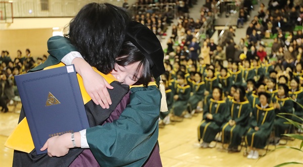 2일 오전 서울 관악구 문영여고에서 열린 졸업식에서 졸업생이 담임선생님과 포옹을 하고 있다. 