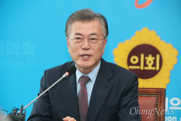 대전을 방문한 문재인 전 더불어민주당 대표가 7일 오전 대전시의회에서 기자간담회를 하고 있다.