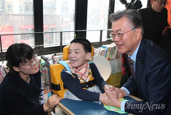 7일 대전을 방문한 문재인 전 더불어민주당 대표가 '어린이재활병원 건립을 위한 간담회'에 참석, 장애아와 인사를 나누고 있다.
