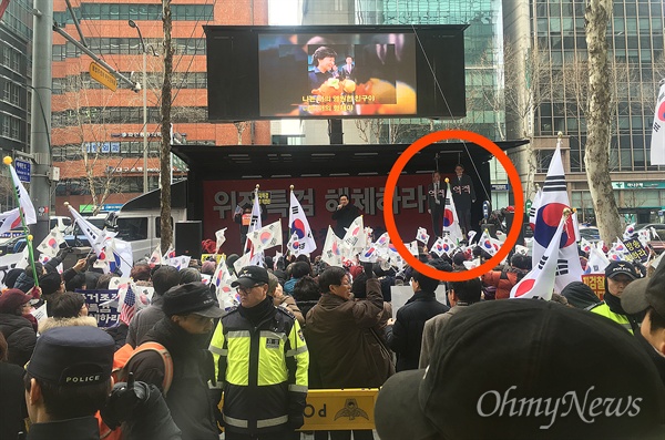 소름돋는 박 대통령 지지자들 시위 최순실 등 비선실세 국정농단 사건을 수사중인 박영수 특검 사무실이 있는 서울 강남구 대치동 선릉역 부근 대치빌딩앞에서 7일 오후 자유청년연합 등 박근혜 대통령 지지자들이 박영수 특검과 이규철 특검보 모형을 목 매달아 놓은 채 ‘특검해체’ 시위를 벌이고 있다.