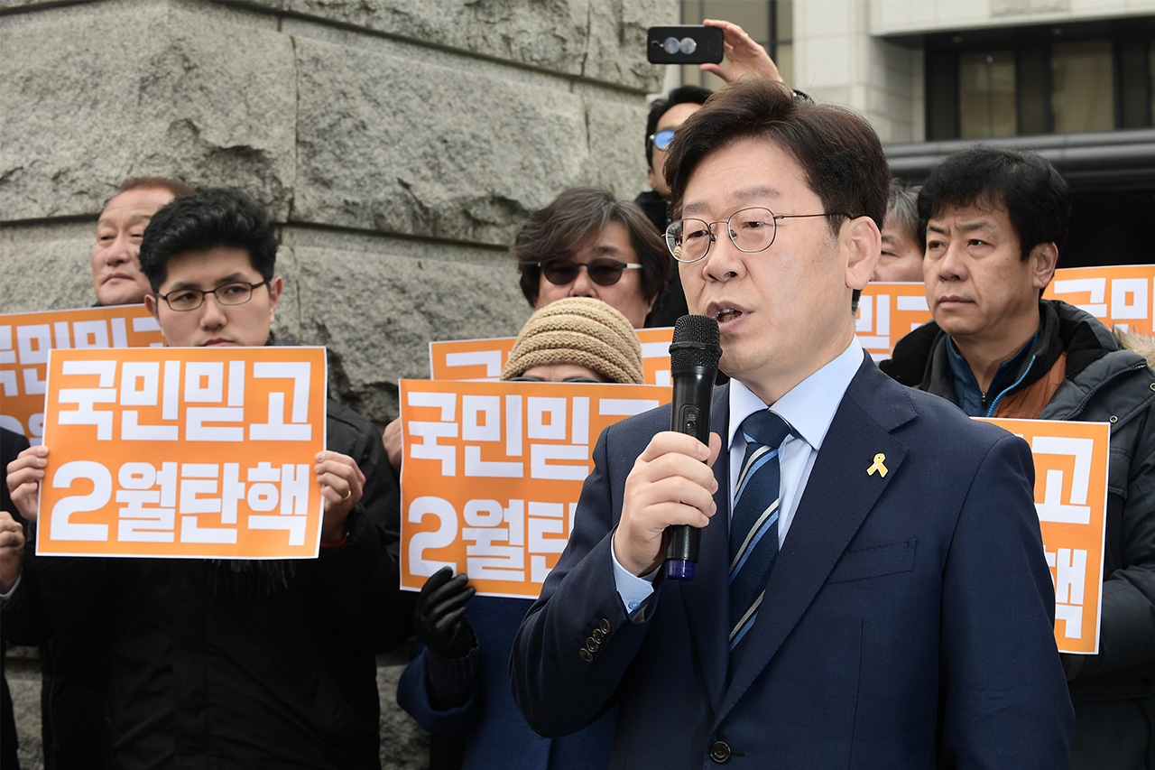 더불어민주당 이재명 성남시장이 7일 오후 서울 종로구 재동 헌법재판소 정문앞에서 '박근혜 대통령 탄핵 심판' 관련 긴급 기자회견을 갖고 있다.