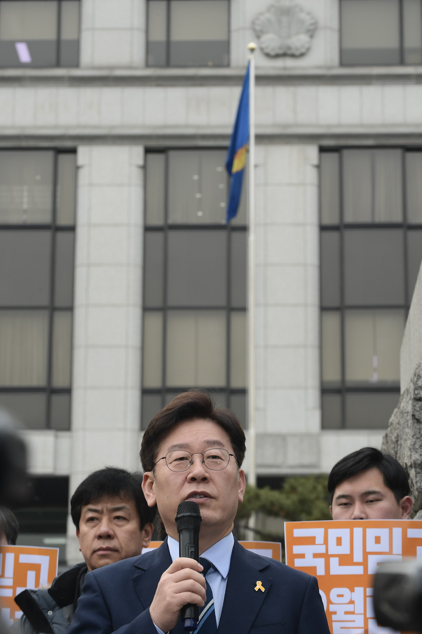 더불어민주당 이재명 성남시장이 7일 오후 서울 종로구 재동 헌법재판소 정문앞에서 '박근혜 대통령 탄핵 심판' 관련 긴급 기자회견을 갖고 있다.