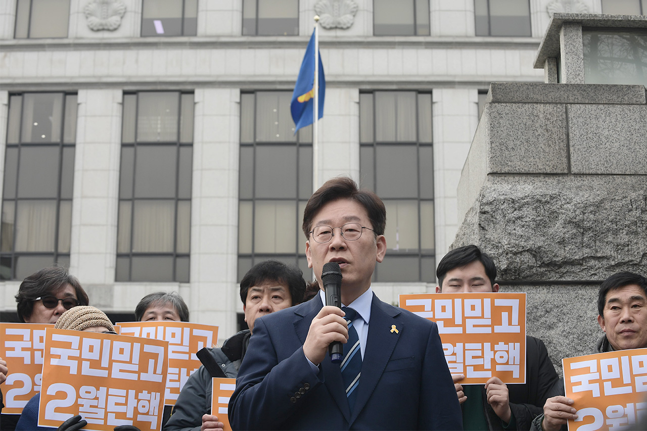  더불어민주당 이재명 성남시장이 7일 오후 서울 종로구 재동 헌법재판소 정문앞에서 '박근혜 대통령 탄핵 심판' 관련 긴급 기자회견을 갖고 있다.