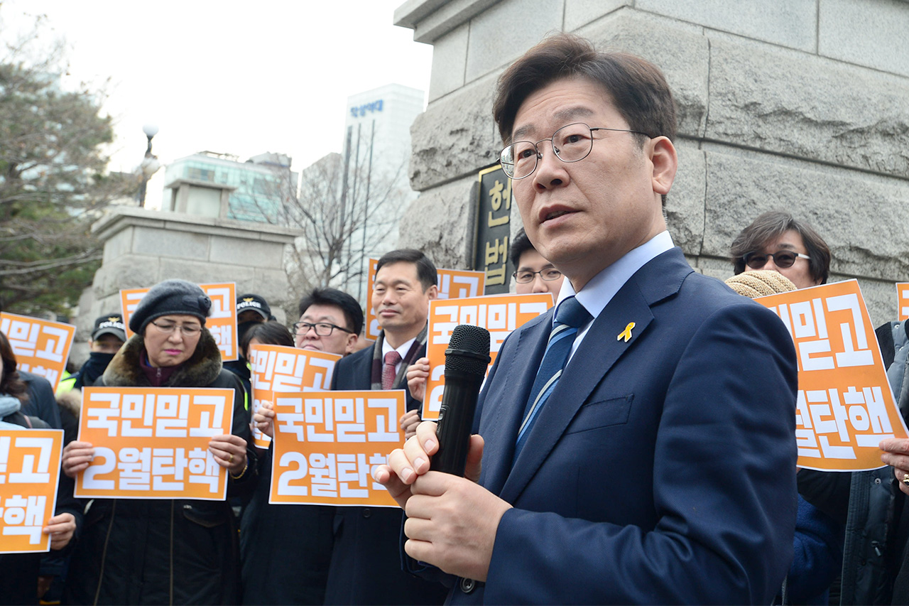 더불어민주당 이재명 성남시장이 7일 오후 서울 종로구 재동 헌법재판소 정문앞에서 '박근혜 대통령 탄핵 심판' 관련 긴급 기자회견을 갖고 있다.