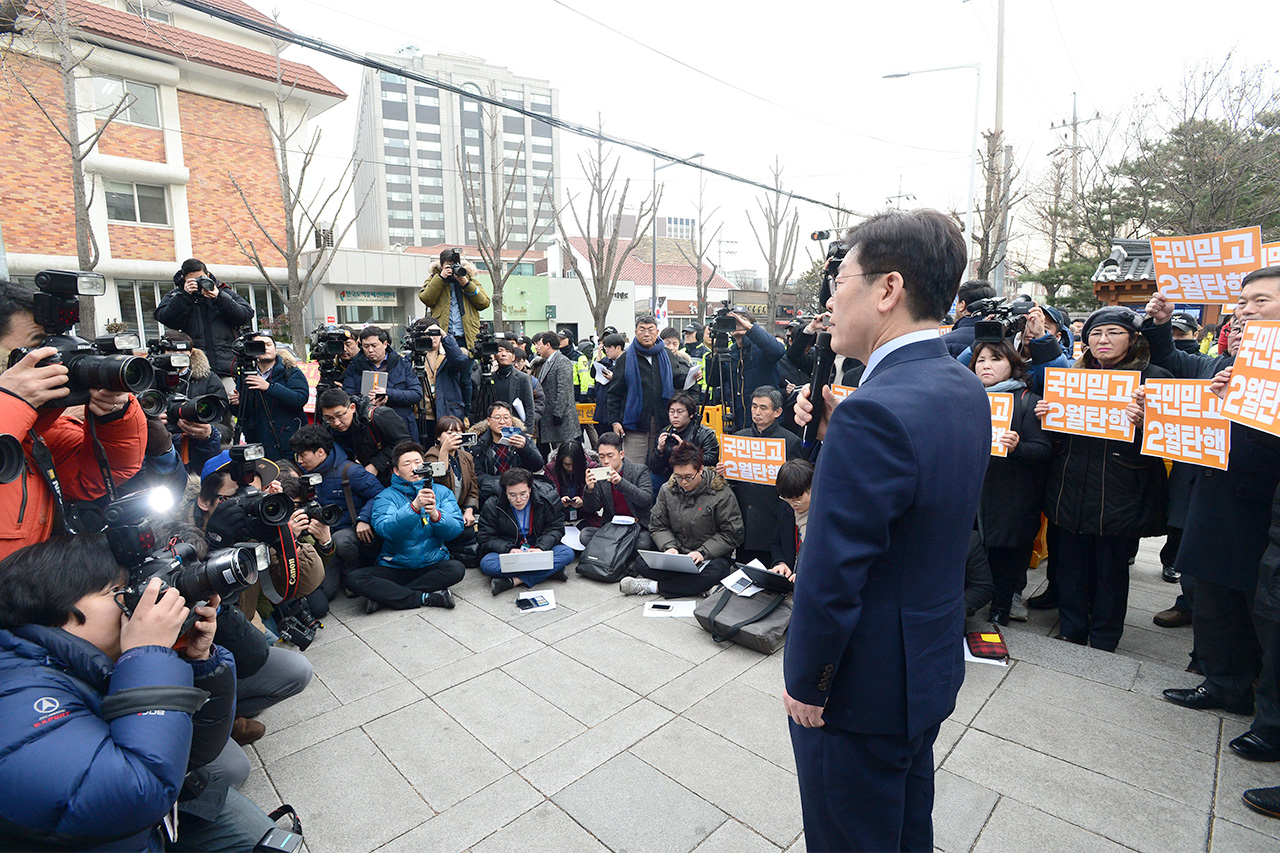  더불어민주당 이재명 성남시장이 7일 오후 서울 종로구 재동 헌법재판소 정문앞에서 '박근혜 대통령 탄핵 심판' 관련 긴급 기자회견을 갖고 있다.