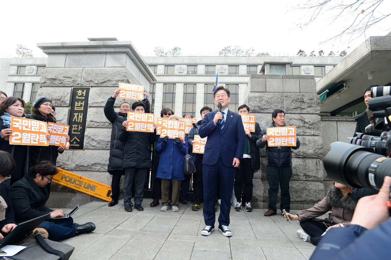  더불어민주당 이재명 성남시장이 7일 오후 서울 종로구 재동 헌법재판소 정문앞에서 '박근혜 대통령 탄핵 심판' 관련 긴급 기자회견을 갖고 있다.