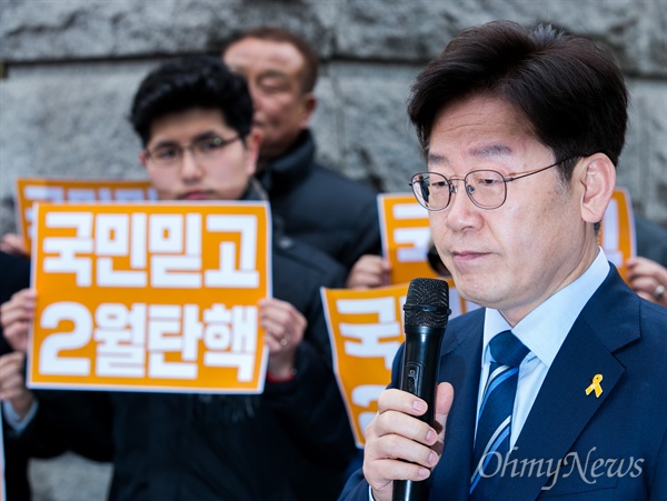  더불어민주당 경선 후보 이재명 성남시장이 7일 오후 서울 종로구 헌법재판소 정문 앞에서 탄핵인용을 촉구하는 기자회견을 열고 발언을 하고 있다. 