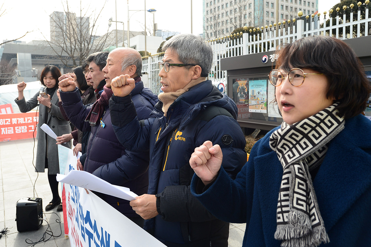  박근혜정권 퇴진 비상국민행동 관계자들이 7일 오후 서울 종로구 정부서울청사앞에서 '황교안의 청와대 압수수색 거부 규탄 및 특검의 압수수색 적극 추진 촉구 기자회견'을 열고 "황교안 권한대행의 즉각 사퇴와 특검의 청와대 압수수색 재집행"을 촉구하고 있다.