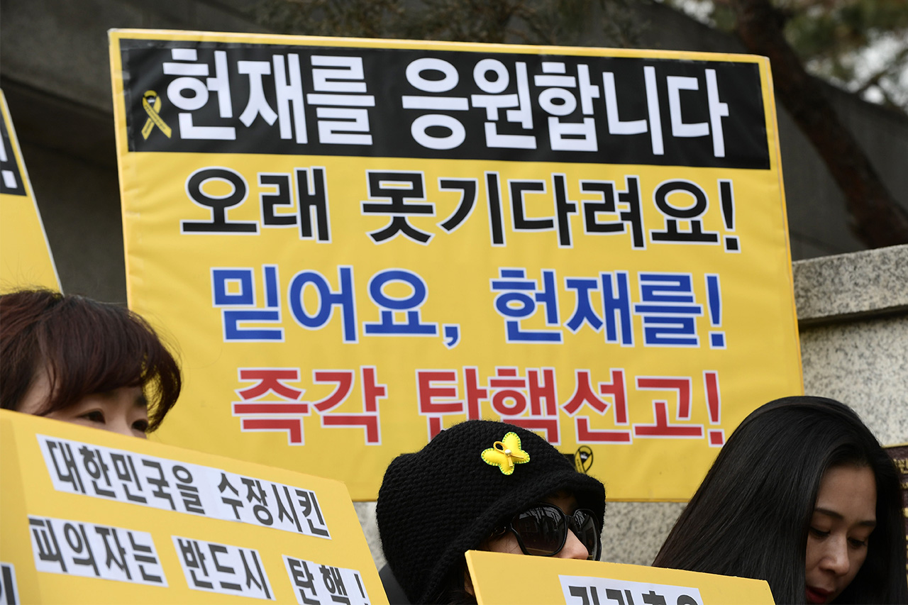 세월호 참사 추모모임인 '리멤버 0416' 회원들은 7일 오후 서울 종로구 재동 헌법재판소 앞에서 '박근혜 대통령의 조속한 탄핵'을 촉구하는 기자회견을 열었다.
