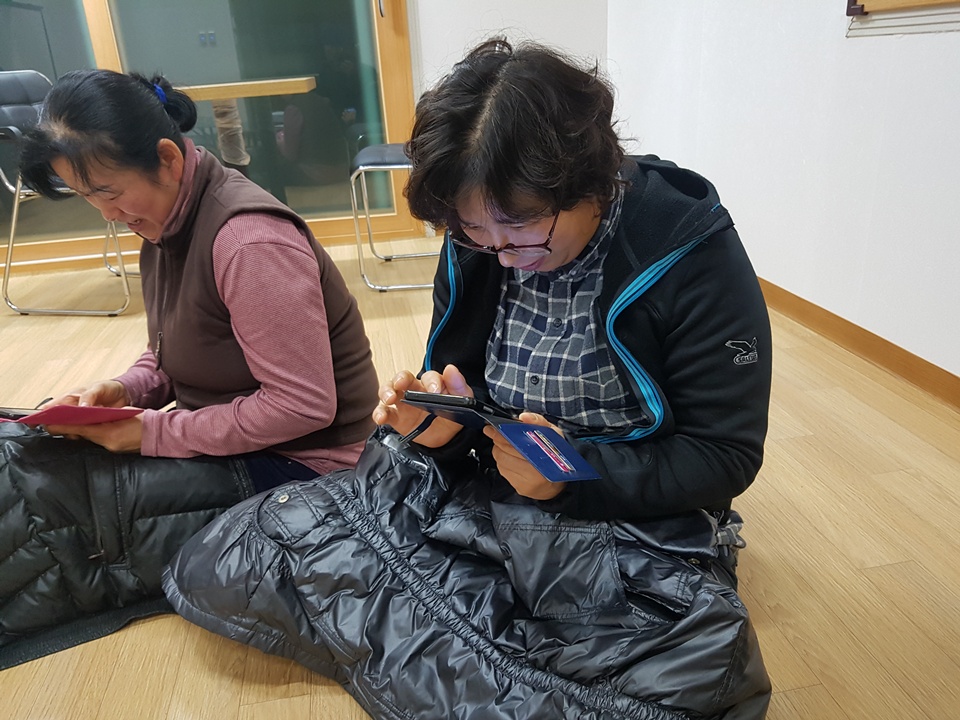홍성군 장곡면 신동리 마을회관에서 마을주민들이 스마트폰 교육에 흠뻑 빠져있다.