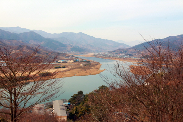  야트막한 하동공원은 한달음에 둘러보지 못하게 아름다운 풍광이 발을 붙잡는다.