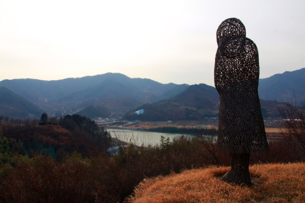  섬진강을 향해 수줍은 듯 고개 사락 내린 하동공원 내 최평곤의 작품 ‘누이’