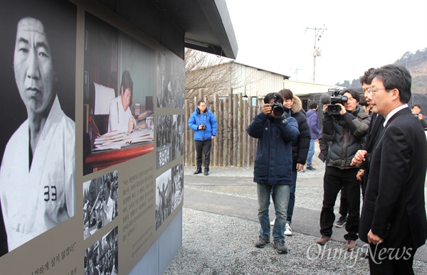 바른정당 유승민 국회의원이 8일 오전 경남 김해 봉하마을을 방문해 고 노무현 전 대통령 자료관을 둘러보고 있다.