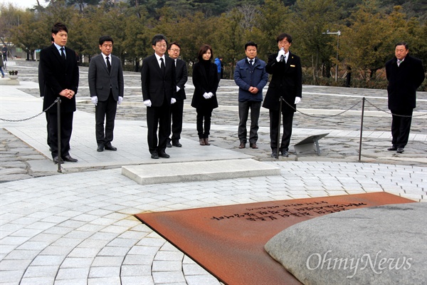 바른정당 유승민 국회의원이 유의동 국회의원과 민현주 전 의원, 이종훈 전 의원과 함께 8일 오전 경남 김해 봉하마을을 방문해 고 노무현 전 대통령 묘소를 참배했다.