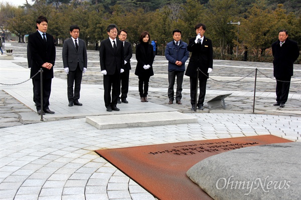  바른정당 유승민 국회의원이 유의동 국회의원과 민현주 전 의원, 이종훈 전 의원과 함께 8일 오전 경남 김해 봉하마을을 방문해 고 노무현 전 대통령 묘소를 참배했다.