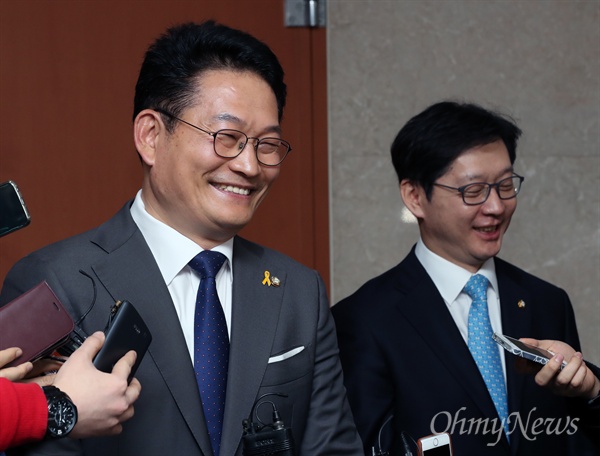 송영길 더불어민주당 의원이 8일 문재인 전 대표의 대선캠프 합류를 선언한 뒤 기자들의 질문을 받고 있다. 오른쪽은 김경수 의원. 