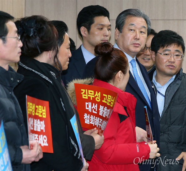 "대선불출마 철회해주세요" 김무성 의원 지지자들 김무성 바른정당 의원이 8일 오전 서울 여의도 당사에서 들어서자, 김 의원의 지지자들이 김 의원의 대선불출마 철회를 요구하는 피켓을 들고 있다. 