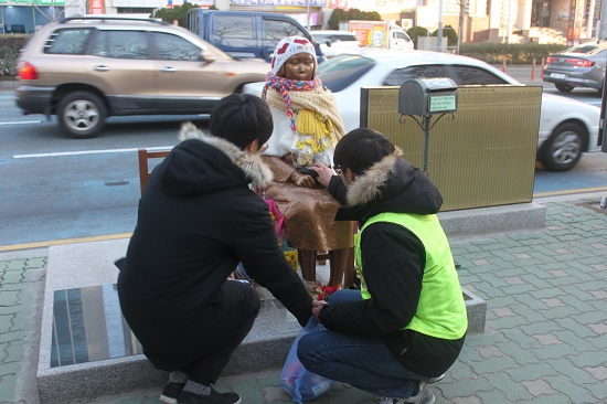 ‘겨레하나’ 소녀상 지킴이들이 소녀상 주변을 정리하며 활동을 마무리하고 있다.