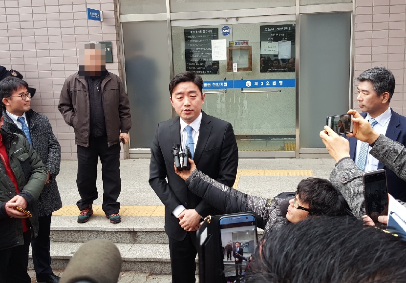 강훈식 국회의원이 8일 오후 2시30분경 대전지방법원 천안지원 공직선거법상 허위사실 유포에 대한 1심 선고에서 벌금80만원을 받아 당선이 유지된 가운데 언론 인터뷰를 하고 있다.