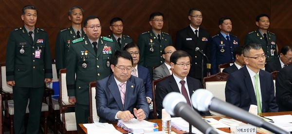 전인범 당시 특전사령관(왼쪽 세번째) 등이 2014년 10월 7일 서울 용산 국방부에서 열린 국회 국방위원회의 국방부 국정감사에 일반증인으로 출석하고 있다. 