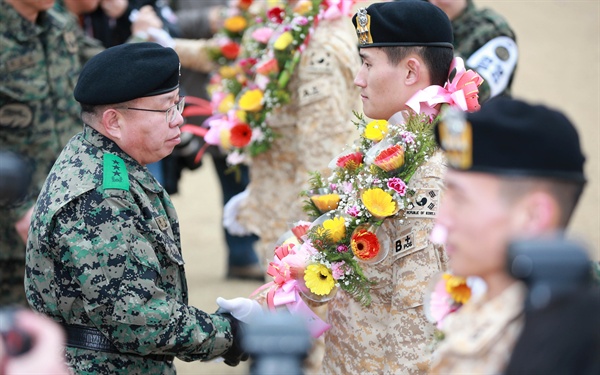 2015년 3월 3일 오후 서울 송파 육군 특수전사령부에서 열린 '아크부대 9진 환송행사'에서 전인범 당시 특전사령관(왼쪽)이 부대원들을 격려하고 있다.