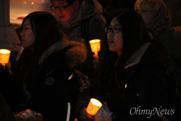 8일 저녁 대전 서구 둔산동 갤러리아타임월드 백화점 앞에서 열린 제51차 박근혜퇴진 대전시민 촛불집회.