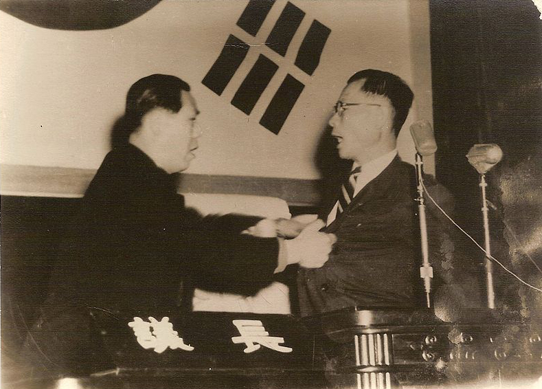 사사오입 개헌 당시, 민주당 이철승 의원(왼쪽)이 자유당 소속인 최순주 국회부의장의 멱살을 잡는 모습.