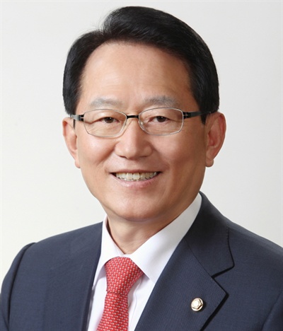 부인의 선거법 위반 확정으로 의원직을 상실한 새누리당 김종태 의원. 20대 총선 당선인 중 첫 당선무효다.